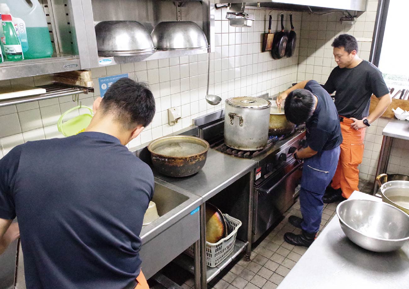 調理をする隊員たち1