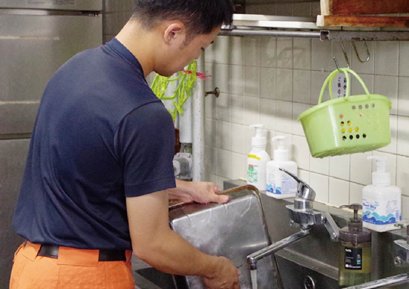 調理をする隊員たち2